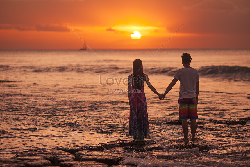 海の夕日を見て休暇にロマンチックなカップルイメージ 写真 Id Prf画像フォーマットjpg Jp Lovepik Com