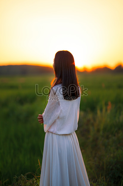 夕日に戻る女性イメージ 写真 Id Prf画像フォーマットjpg Jp Lovepik Com