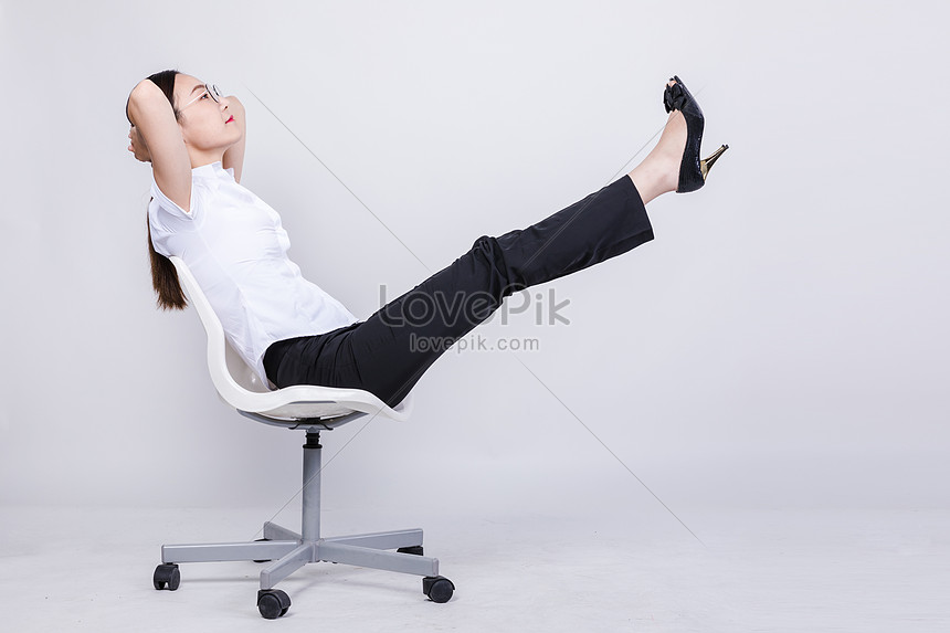 職業女性坐椅子上休息棚拍圖片素材 Jpg圖片尺寸67 4480px 高清圖片 Zh Lovepik Com