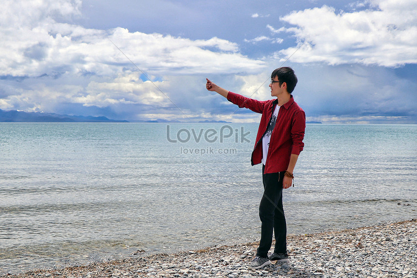 ナムツォ湖のほとりの少年たちイメージ 写真 Id Prf画像フォーマットjpg Jp Lovepik Com