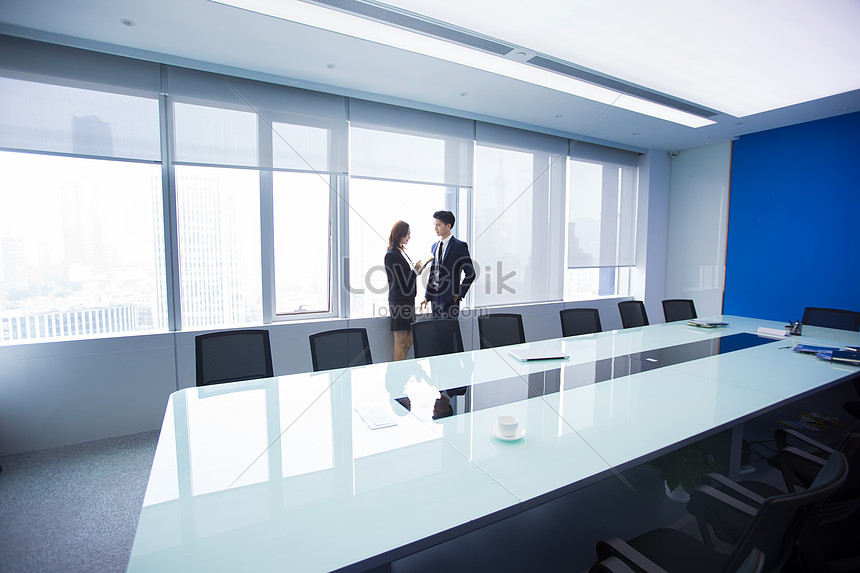 会議室で議論するビジネスの男性と女性イメージ 写真 Id Prf画像フォーマットjpg Jp Lovepik Com