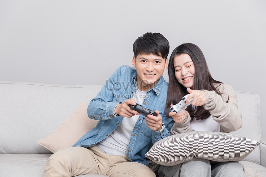 リビングルームで一緒にゲームをプレイするカップルイメージ 写真 Id Prf画像フォーマットjpg Jp Lovepik Com