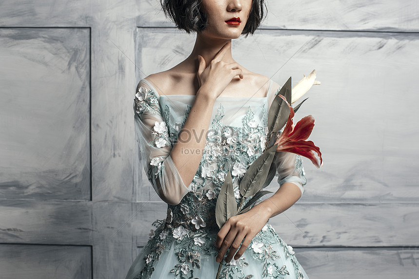美しい女性の花を持つイメージ 写真 Id Prf画像フォーマットjpg Jp Lovepik Com