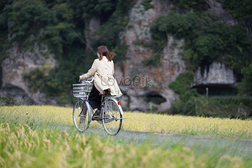 田舎で自転車に乗る少女イメージ 写真 Id Prf画像フォーマットjpg Jp Lovepik Com