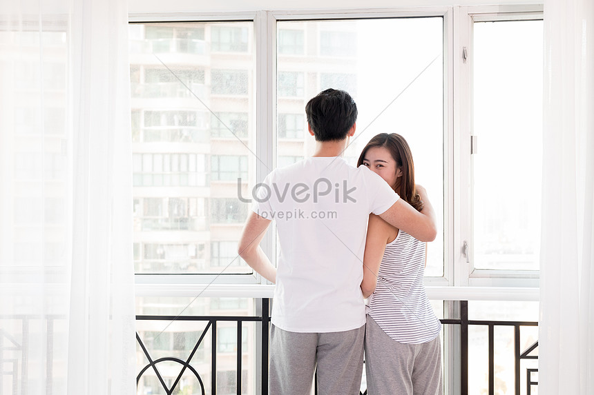カップルがハグ窓の前に立っていますイメージ 写真 Id Prf画像フォーマットjpg Jp Lovepik Com