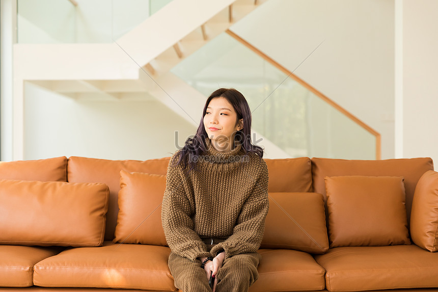 リビングルームのソファに座っている若い女性イメージ 写真 Id Prf画像フォーマットjpg Jp Lovepik Com