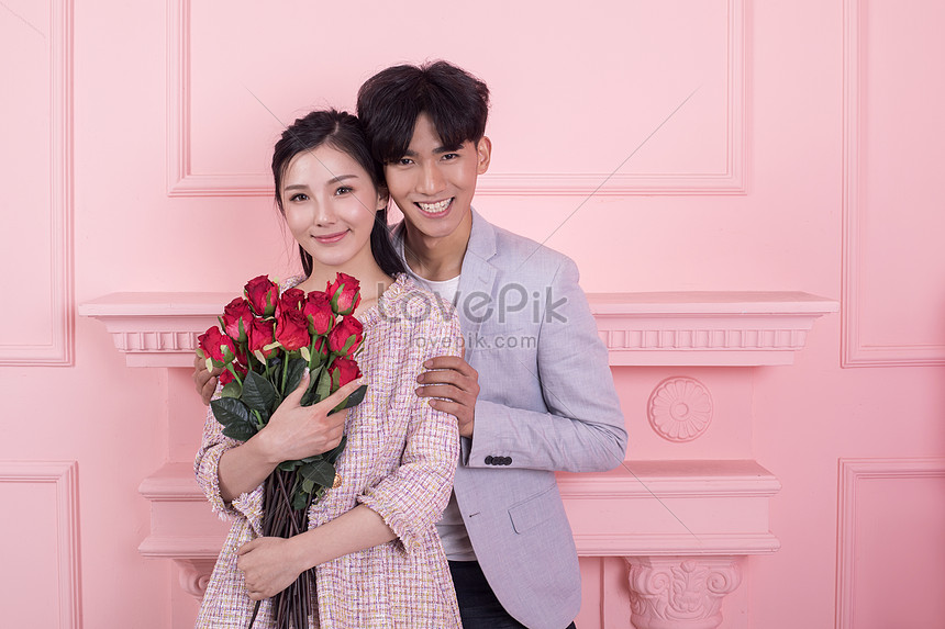 バレンタインと女性のカップルが手に花を持つイメージ 写真 Id Prf画像フォーマットjpg Jp Lovepik Com