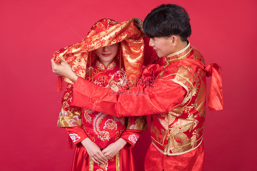 伝統的な中国の結婚式の新郎は花嫁の赤いヒジャーブを拾うイメージ 写真 Id Prf画像フォーマットjpg Jp Lovepik Com