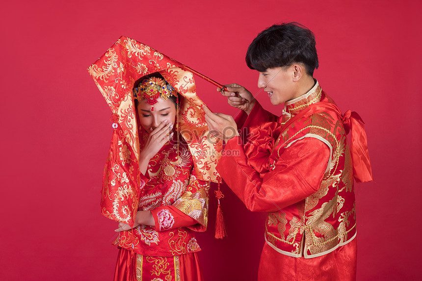 伝統的な中国の結婚式の新郎は花嫁の赤いヒジャーブを拾うイメージ 写真 Id Prf画像フォーマットjpg Jp Lovepik Com