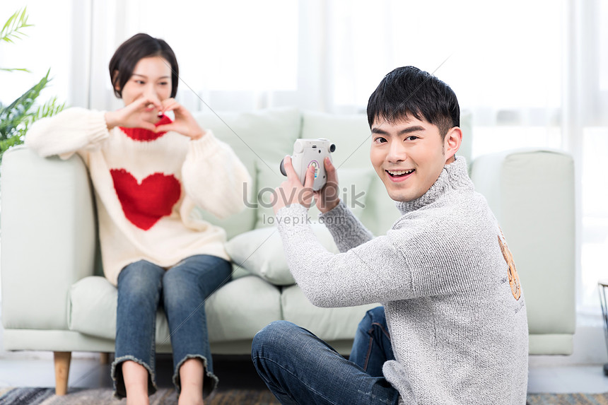 彼氏は彼女が写真を撮るのを助けるイメージ 写真 Id Prf画像フォーマットjpg Jp Lovepik Com