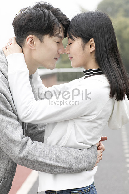 屋外抱きしめるカップルイメージ 写真 Id Prf画像フォーマットjpg Jp Lovepik Com