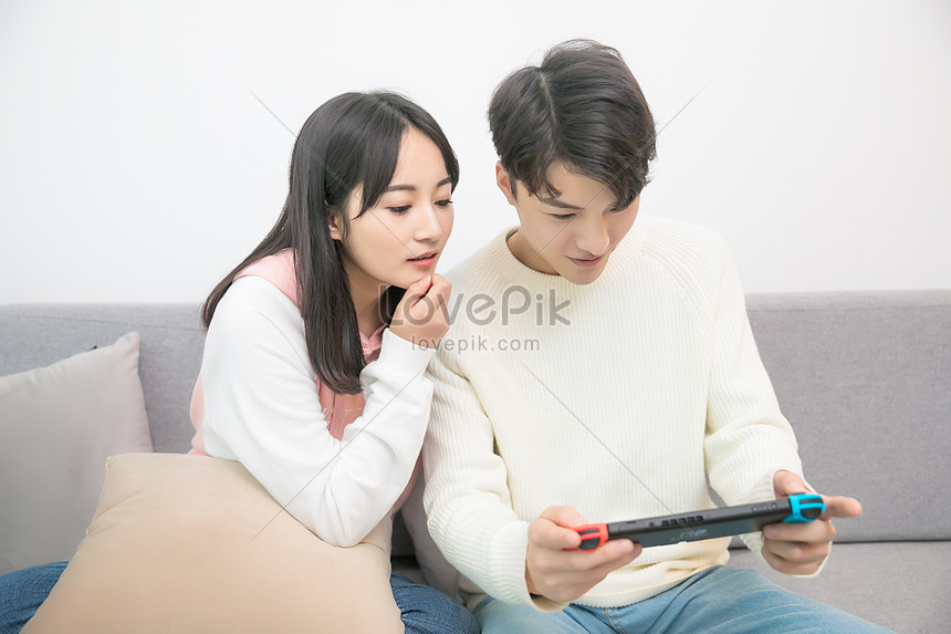 リビングルームで一緒にゲームをプレイするカップルイメージ 写真 Id Prf画像フォーマットjpg Jp Lovepik Com