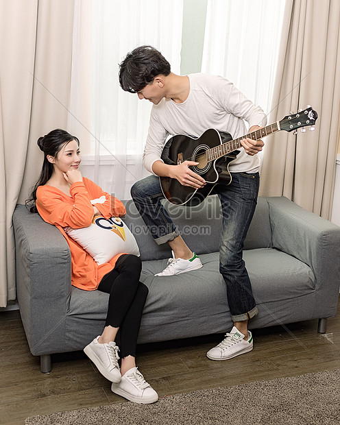 男の子は女の子のためにギターを弾くイメージ 写真 Id Prf画像フォーマットjpg Jp Lovepik Com