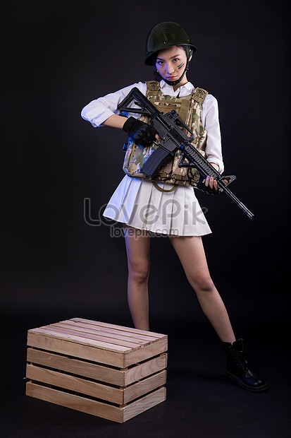 銃でチキンロールプレイングゲームをプレイする女性プレイヤーイメージ 写真 Id Prf画像フォーマットjpg Jp Lovepik Com