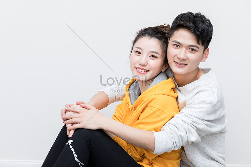 幸せなカップルが床に楽しく座っていますイメージ 写真 Id Prf画像フォーマットjpg Jp Lovepik Com