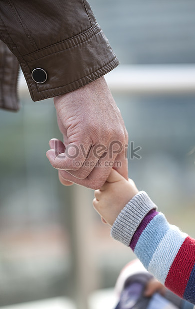 Lovepik صورة Jpg 500815150 Id صورة فوتوغرافية بحث صور يد كبار السن والأطفال عقد
