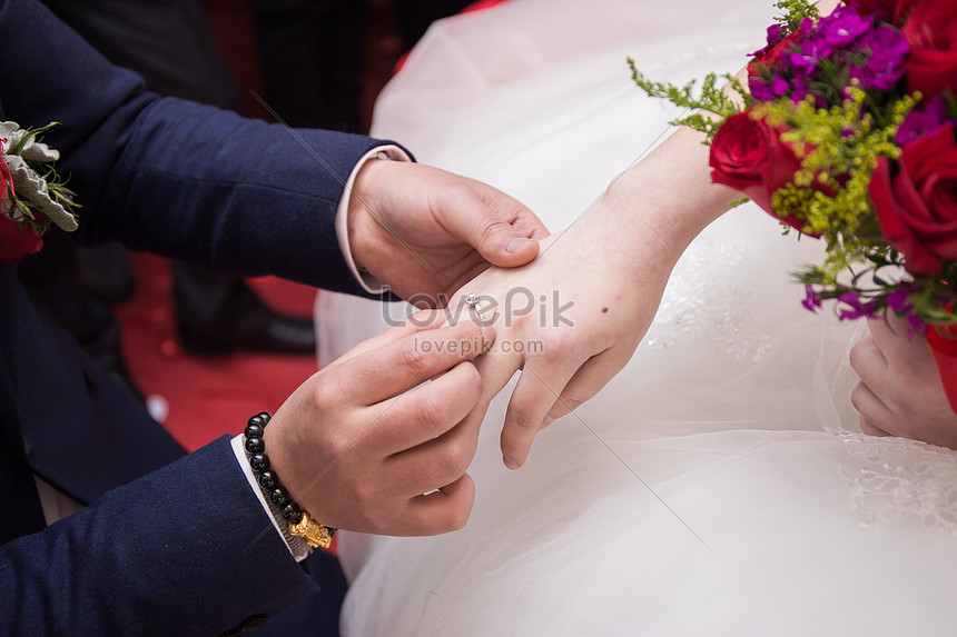 Pengantin Lelaki Membawa Cincin Untuk Pengantin Perempuan Gambar Unduh Gratis Imej 500815437 Format Jpg My Lovepik Com