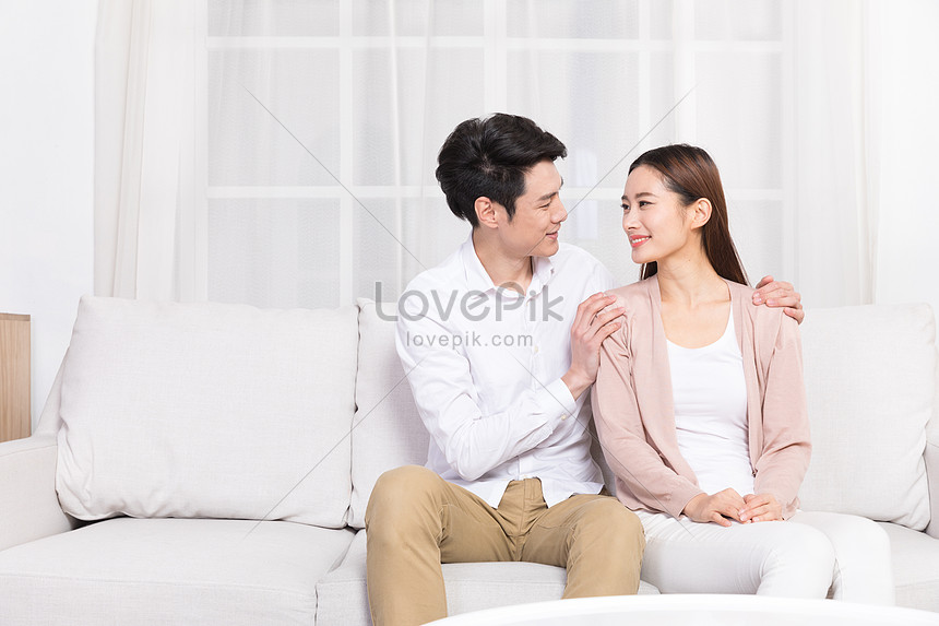 夫は彼の妻にリラックスのための肩のマッサージをしますイメージ 写真 Id Prf画像フォーマットjpg Jp Lovepik Com