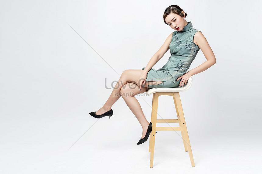 椅子に座って美しいチャイナドレスイメージ 写真 Id Prf画像フォーマットjpg Jp Lovepik Com