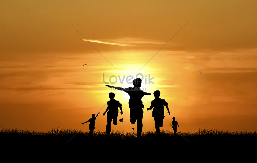 Силуэт семьи, включающий отец, мать и дети, идущие в закат