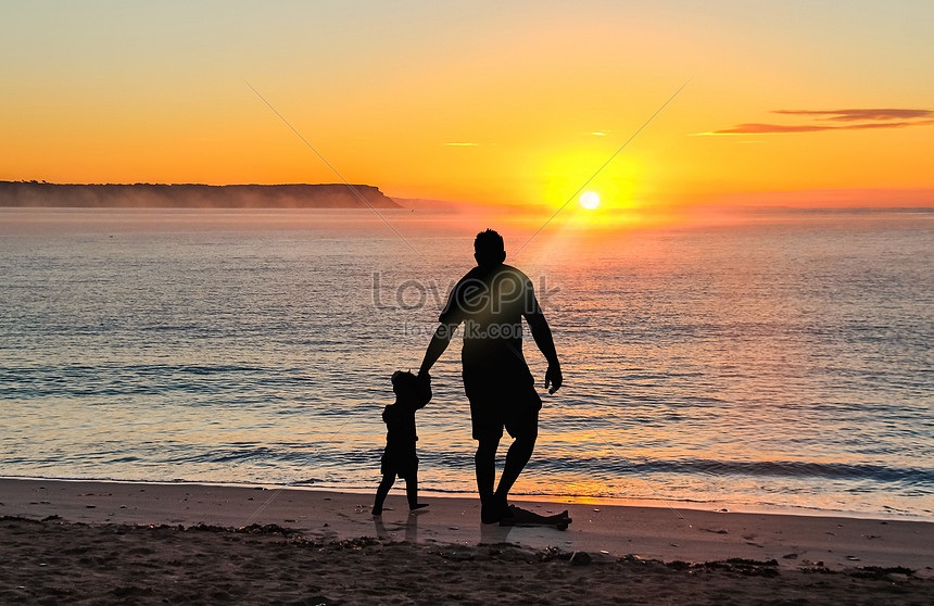 ayah dan anak perempuan yang berjalan di tepi laut pada 
