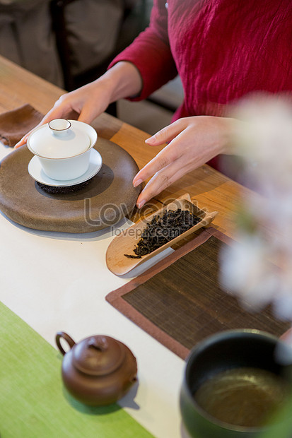 Intsik Tradisyonal Na Babae Tea Artist Paggawa Ng Mga Larawan Ng ...