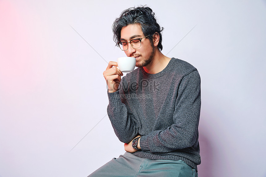 カジュアルな男性色のクリエイティブコーヒーを飲むイメージ 写真 Id Prf画像フォーマットjpg Jp Lovepik Com