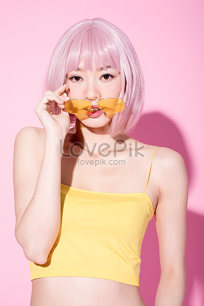サングラスをかけているファッショナブルなセクシーなピンクの髪の女性イメージ 写真 Id Prf画像フォーマットjpg Jp Lovepik Com