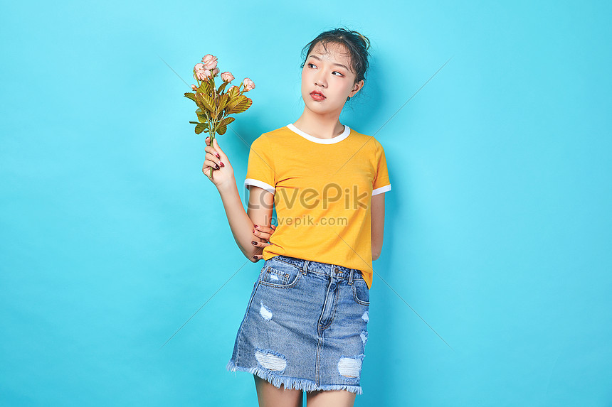 青年活力女性手持花束圖片素材 Jpg圖片尺寸6067 4045px 高清圖片 Zh Lovepik Com