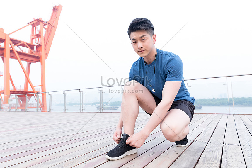 彼の靴ひもを結ぶ運動の男性イメージ 写真 Id Prf画像フォーマットjpg Jp Lovepik Com