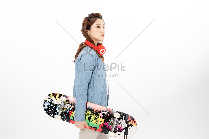 スケートボードを保持している女子短大生のイメージイメージ 写真 Id Prf画像フォーマットjpg Jp Lovepik Com
