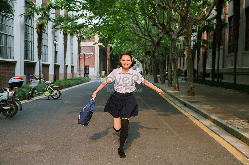夕日を走っている学校の女の子イメージ 写真 Id Prf画像フォーマットjpg Jp Lovepik Com