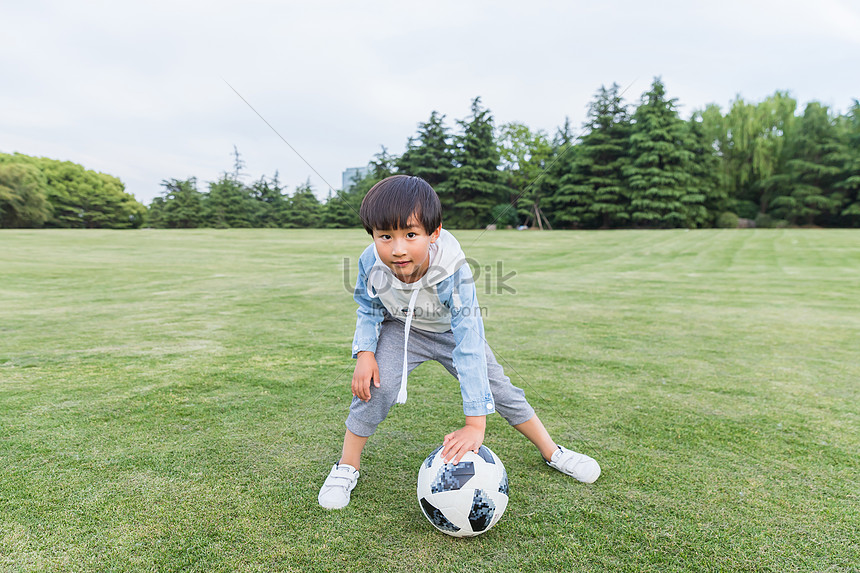 かわいい子供たちが公園でサッカーをしていますイメージ 写真 Id Prf画像フォーマットjpg Jp Lovepik Com
