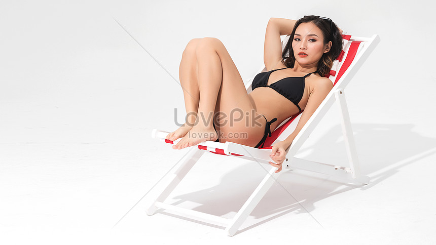 Photo De Belle Femme Bikini Noire Assise Sur Une Chaise