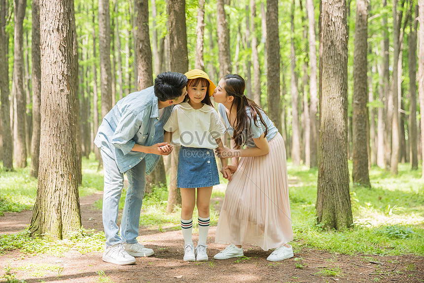 両親は公園の森で子供たちにキスイメージ 写真 Id Prf画像フォーマットjpg Jp Lovepik Com