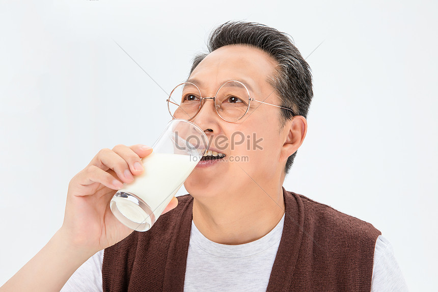 高齢者の牛乳を飲むイメージ 写真 Id Prf画像フォーマットjpg Jp Lovepik Com