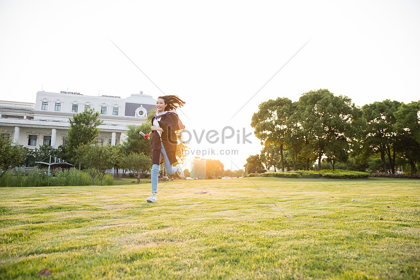 Youth Students Run In The Sunset Of Graduation Season Photo Image Picture Free Download 500940368 Lovepik Com