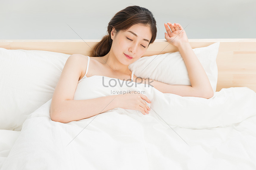 ベッドで寝ている若い女性イメージ 写真 Id Prf画像フォーマットjpg Jp Lovepik Com