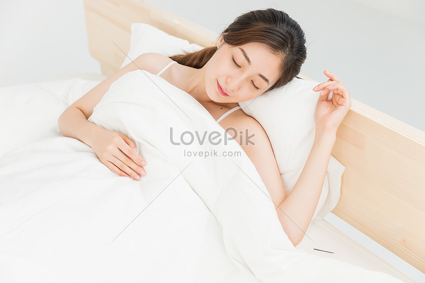 ベッドで寝ている若い女性イメージ 写真 Id Prf画像フォーマットjpg Jp Lovepik Com