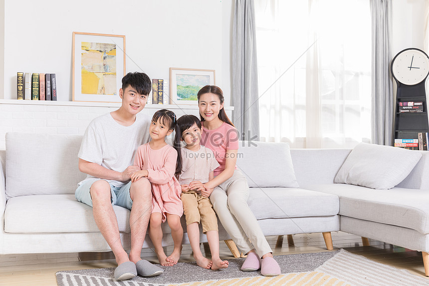 家族のリビングルームに座って幸せイメージ 写真 Id Prf画像フォーマットjpg Jp Lovepik Com