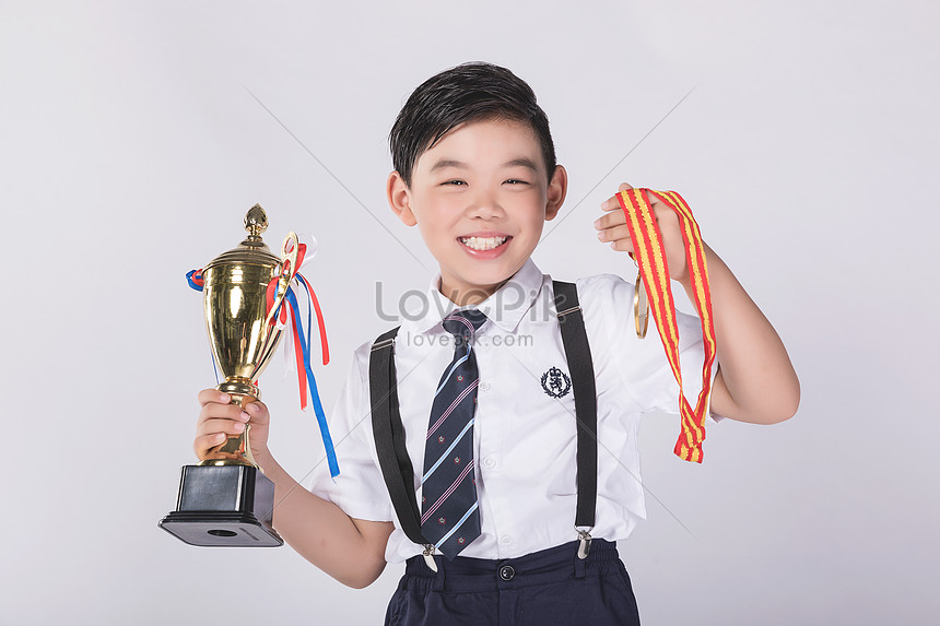 Boy Mendapat Medali Piala Gambar Unduh Gratis Foto 500965394 Format Gambar Jpg Lovepik Com