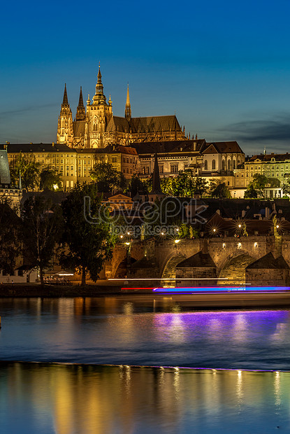 プラハ チェコ共和国 有名な観光名所カレル橋とプラハ城の夜景イメージ