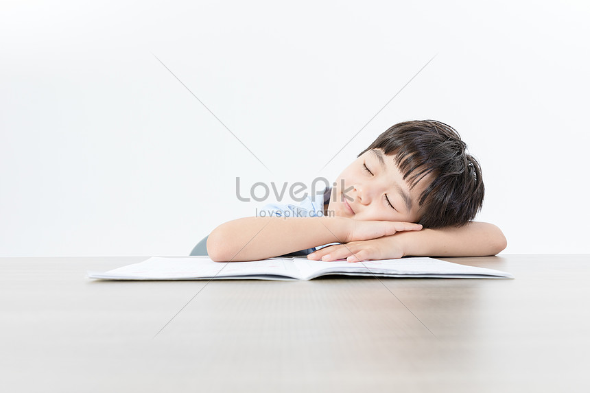 Anak Anak Tidur Di Atas Meja Gambar Unduh Gratis Foto 501013963 Format Gambar Jpg Lovepik Com