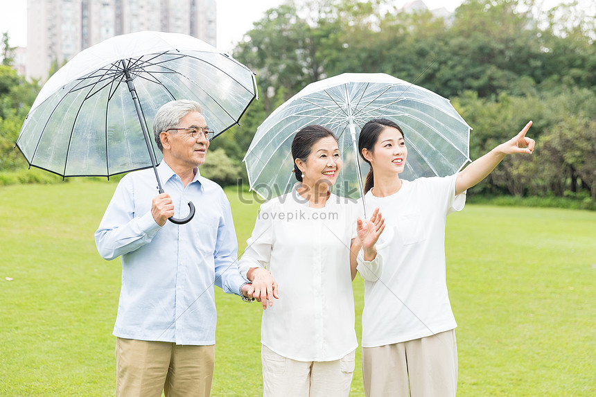 雨の日を歩いて幸せな家族イメージ 写真 Id Prf画像フォーマットjpg Jp Lovepik Com