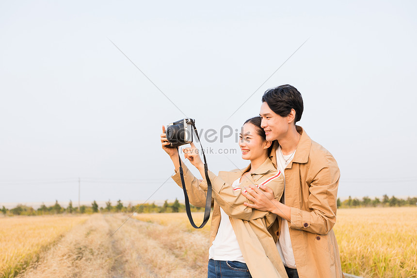 若いカップルがカメラで写真を撮るイメージ 写真 Id Prf画像フォーマットjpg Jp Lovepik Com