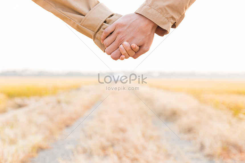 Muốn thấy sự đoàn kết và tình yêu giữa cặp đôi, hãy xem bức ảnh họ nắm tay nhau. Sự ấm áp và tình cảm trong hình ảnh đó chắc chắn sẽ làm bạn cảm động.