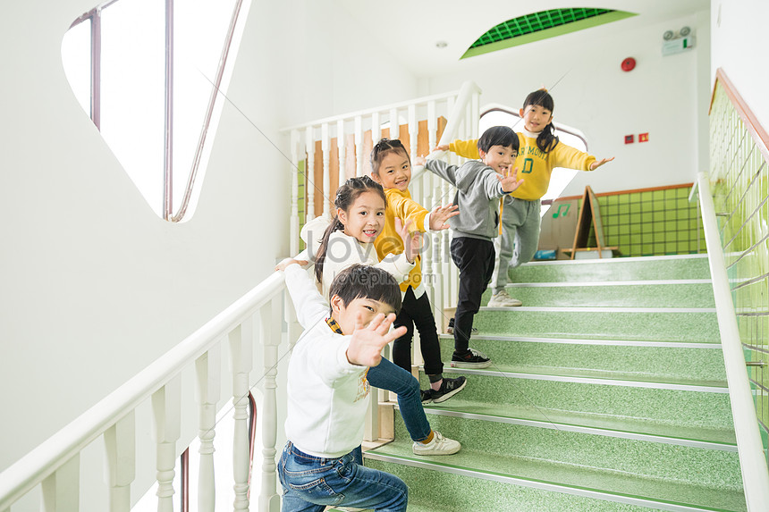 幼稚園の子供たちが階段を上るイメージ 写真 Id Prf画像フォーマットjpg Jp Lovepik Com