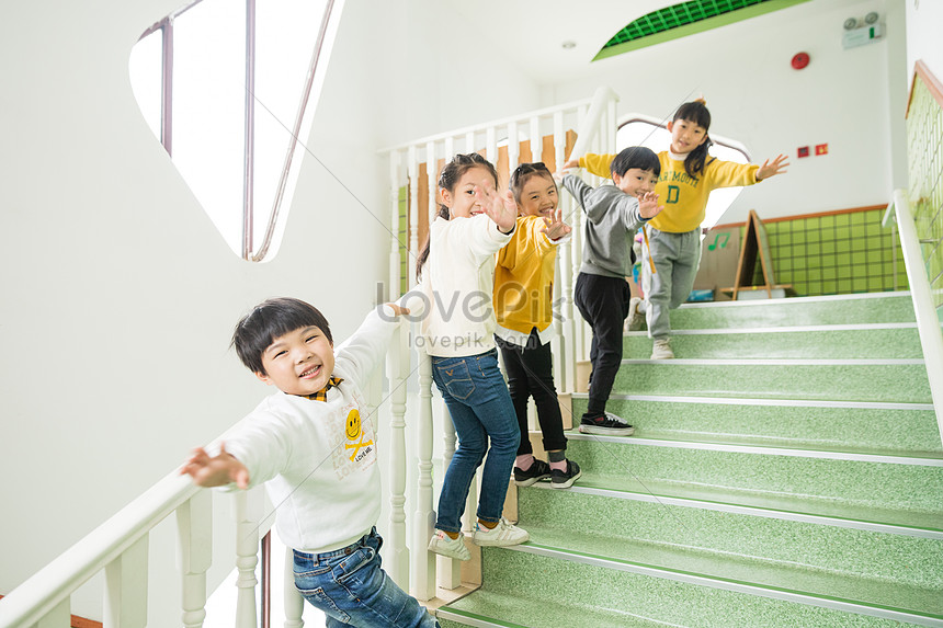 幼稚園の子供たちが階段を上るイメージ 写真 Id Prf画像フォーマットjpg Jp Lovepik Com