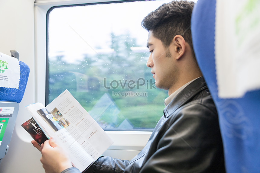 電車室内の男性の読書イメージ 写真 Id Prf画像フォーマットjpg Jp Lovepik Com