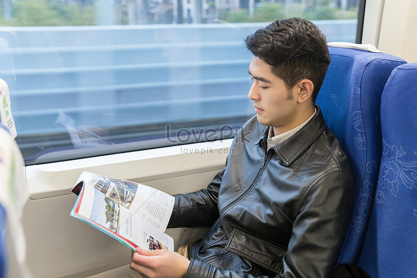 電車室内の男性の読書イメージ 写真 Id Prf画像フォーマットjpg Jp Lovepik Com